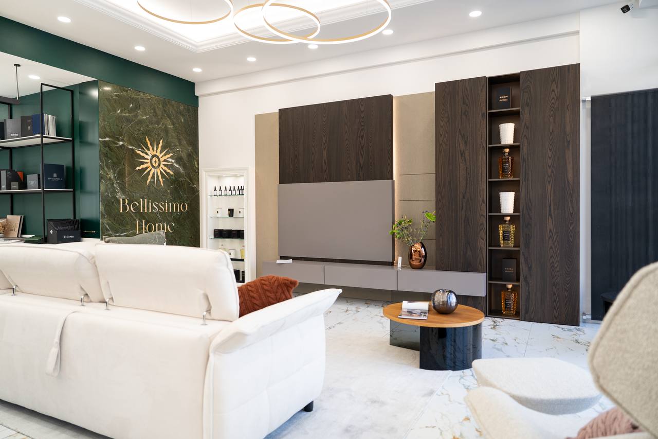 Kompleksowe wnętrze salonu z marmurową ścianą i symbolem Bellissimo Home