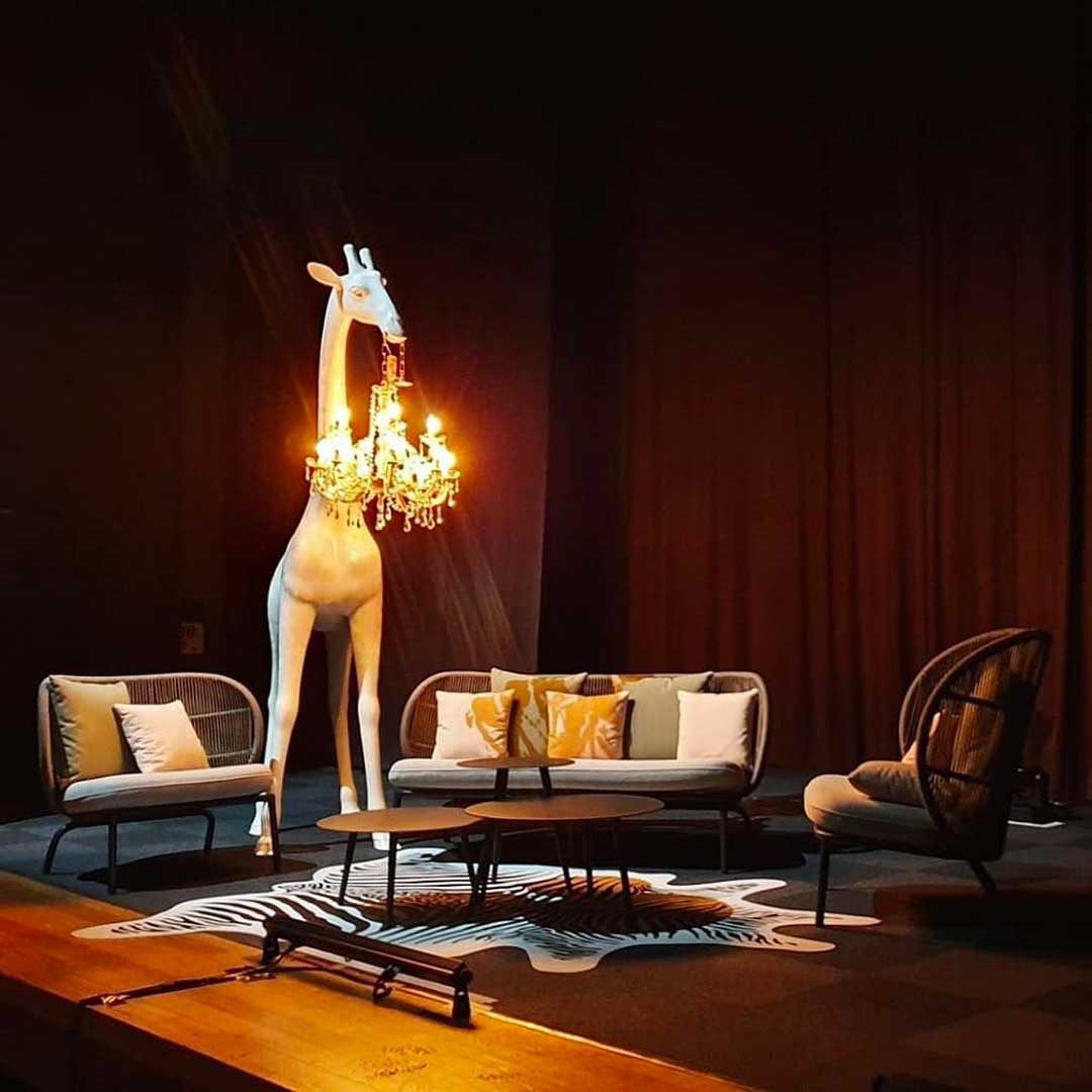 Luksusowa lampa stojąca Giraffe in Love Qeeboo – Bellissimo Home, Bulwary Książęce (Wrocław, Kępa Mieszczańska, 500m od Rynku).