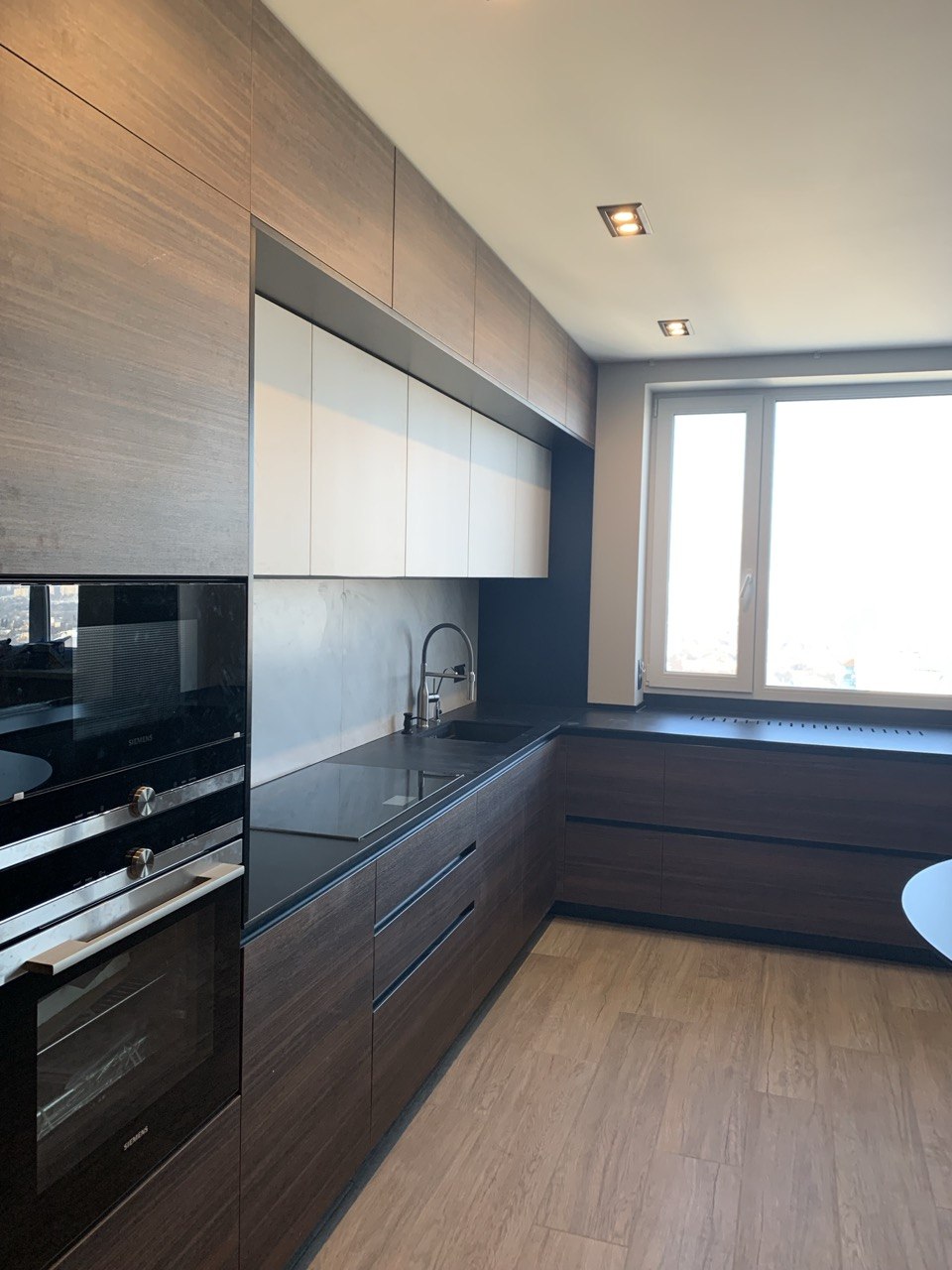 Nowoczesna drewniana kuchnia premium w nowym apartamencie we Wrocławiu. Realizacja Bellissimo Home (ul. ks. Witolda 34a, Wrocław) we współpracy z autorskim studiem projektowym @studio_reminterior.