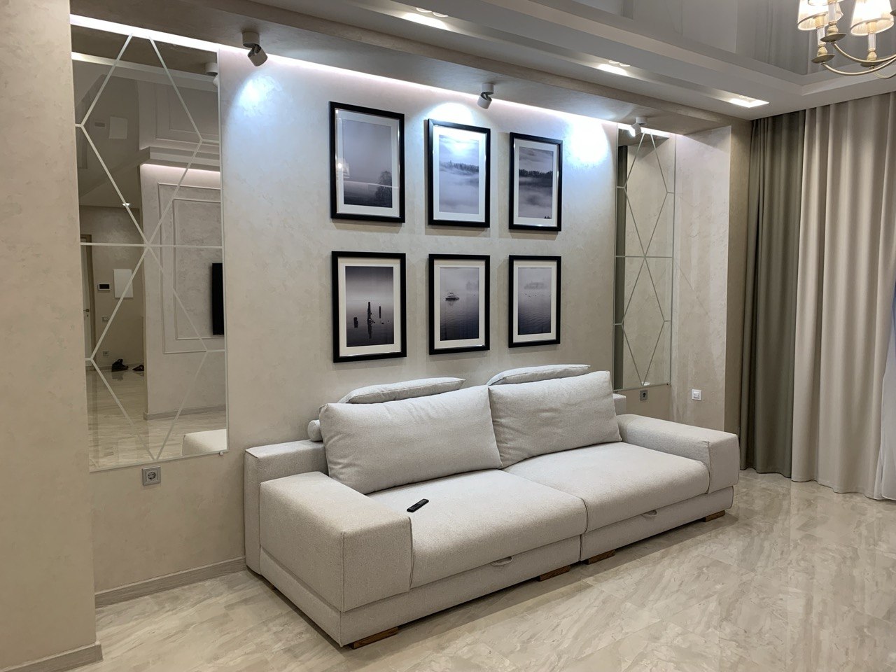 Włoska strefa salonowa i luksusowa sofa premium. Realizacja projektu we Francji przez Bellissimo Home (showroom: ul. ks. Witolda 34a, 50-202 Wrocław) we współpracy z architektem wnętrz @studio_reminterior.