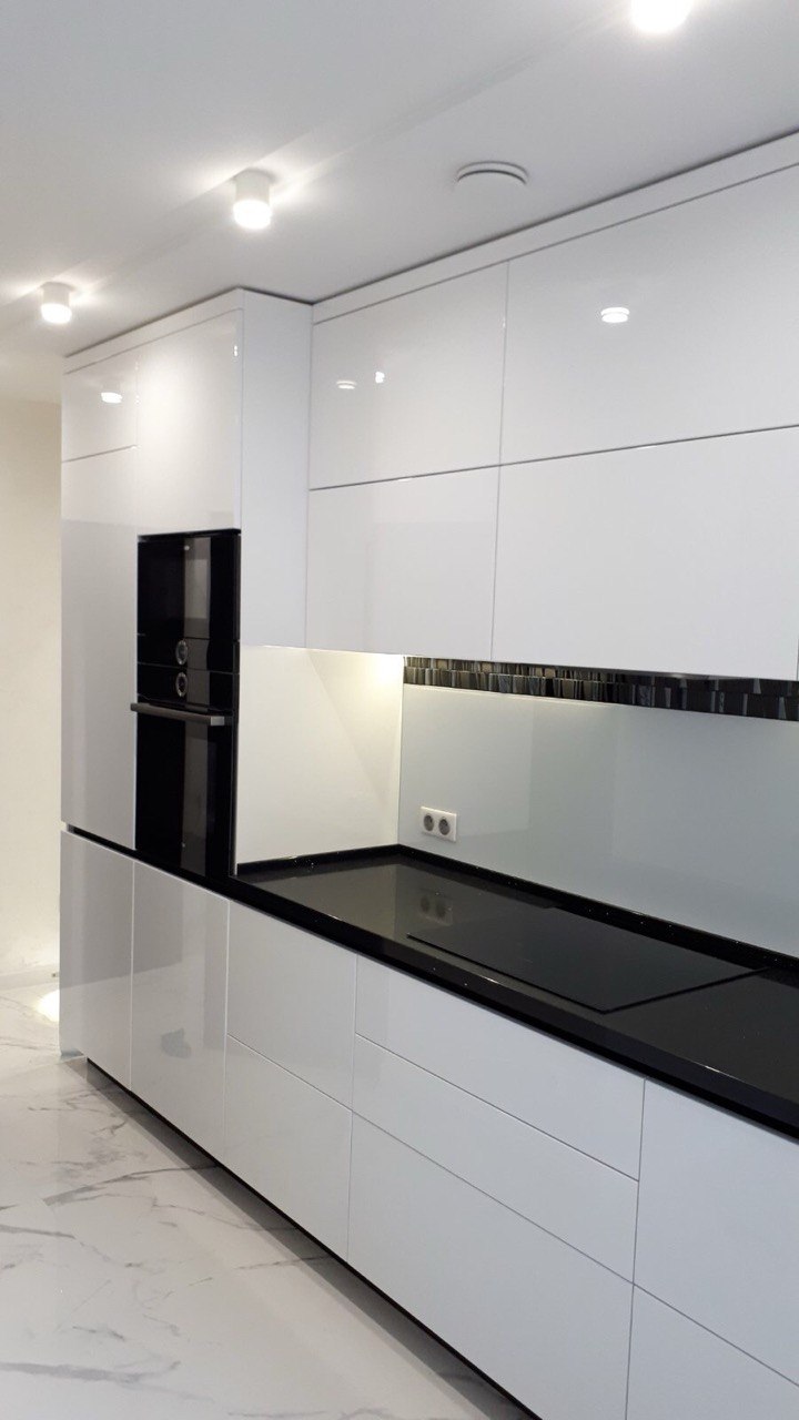 Włoska kuchnia na zamówienie w luksusowej aranżacji. Realizacja projektu w Portugalii przez Bellissimo Home (showroom: ul. ks. Witolda 34a, 50-202 Wrocław) we współpracy z autorskim studiem @studio_reminterior.